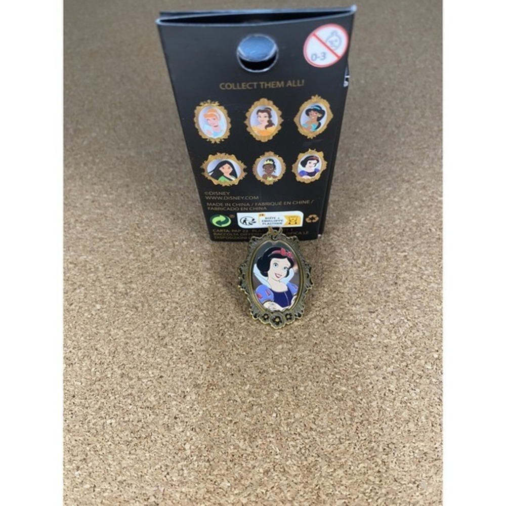 Loungefly Disney Princess Gold Portrait Blind‎ Box Pin Snow White